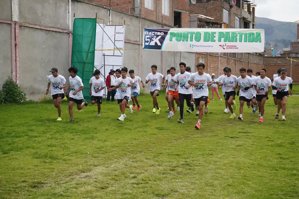 Más de 150 jóvenes compitieron en Electro5K de Huancayo