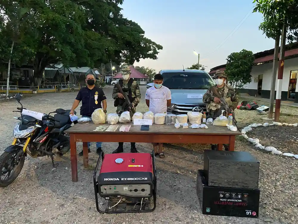 Intervienen centro de acopio y laboratorio de cocaína en Padre Abad