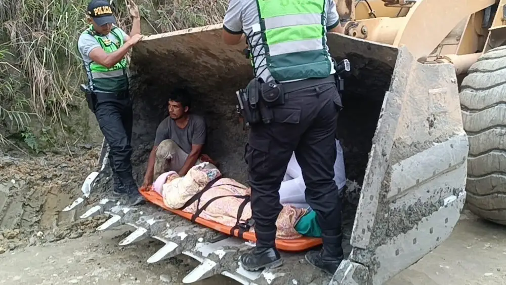 Madre y recién nacido son trasladados de emergencia entre lodo y escombros