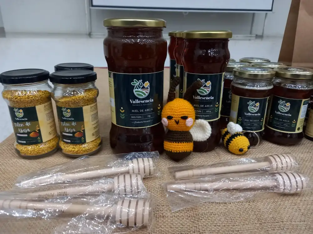 Mujeres apicultoras y caficultoras de Churubamba presentan marca Vallesencia