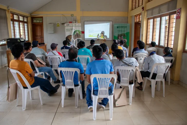 Capacitan con Mochila Forestal a comunidades en Loreto